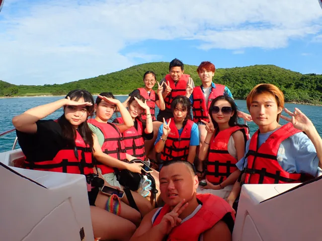 Taking students from Guangxi University on a field trip to Chonburi Province